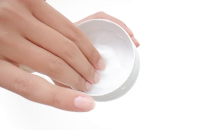 Demonstration of how to apply a hair mask efficiently, ensuring even coverage and optimal nourishment for healthy, shiny hair.